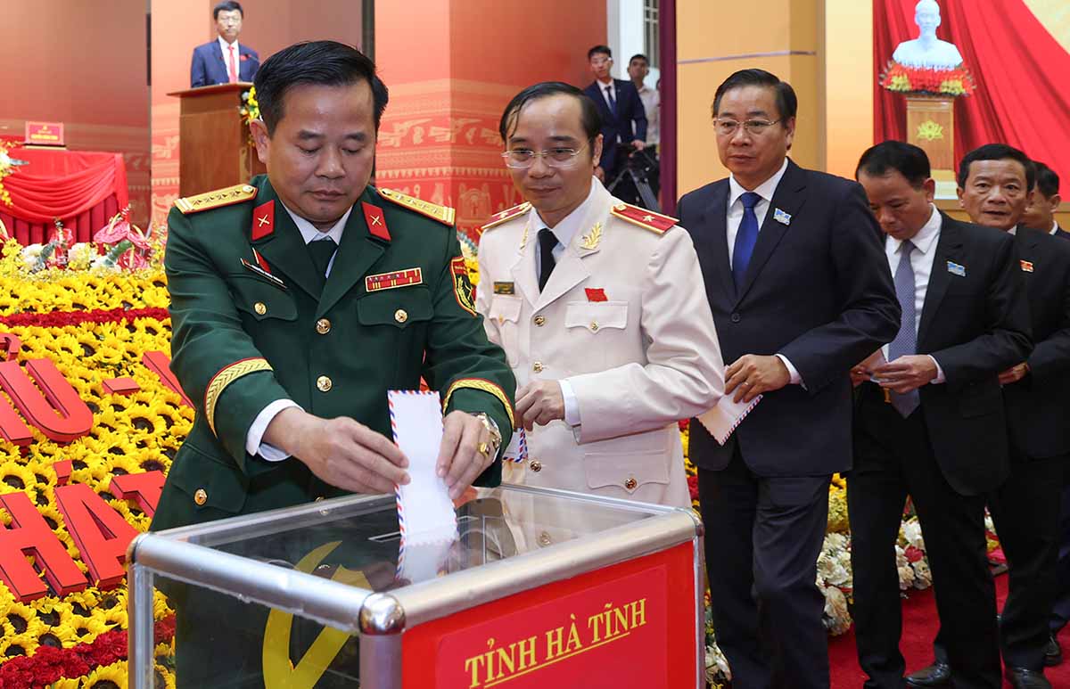 Đại biểu dự Đại hội Đảng bộ tỉnh Hà Tĩnh quyên góp ủng hộ đồng bào bị thiệt hại do bão số 10 gây ra. Ảnh: Trần Tuấn.