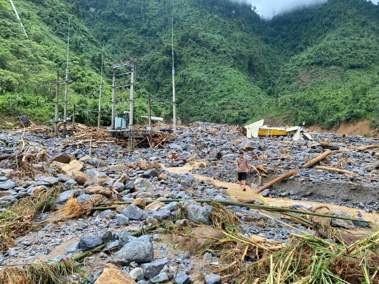 Khu van hanh cua nha may thuy dien Xuan Tam bi dong nuoc lu tan pha nang ne. Anh: Thu Nhai. 