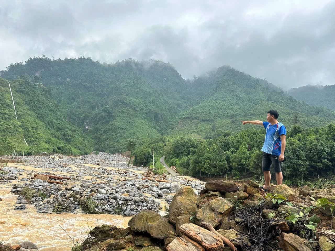 M. Trieu Ton Yet raconte le moment ou il a risque sa vie en traversant un courant d'eau violent pour sauver 3 ouvriers des crues violentes. Photo : Thu Nhai.