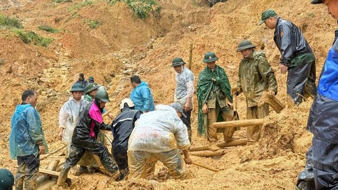 Mobilisation des forces pour rechercher les victimes disparues dans le glissement de terrain dans la commune de Lung Cu a Tuyen Quang. Photo : Mua Xuan.