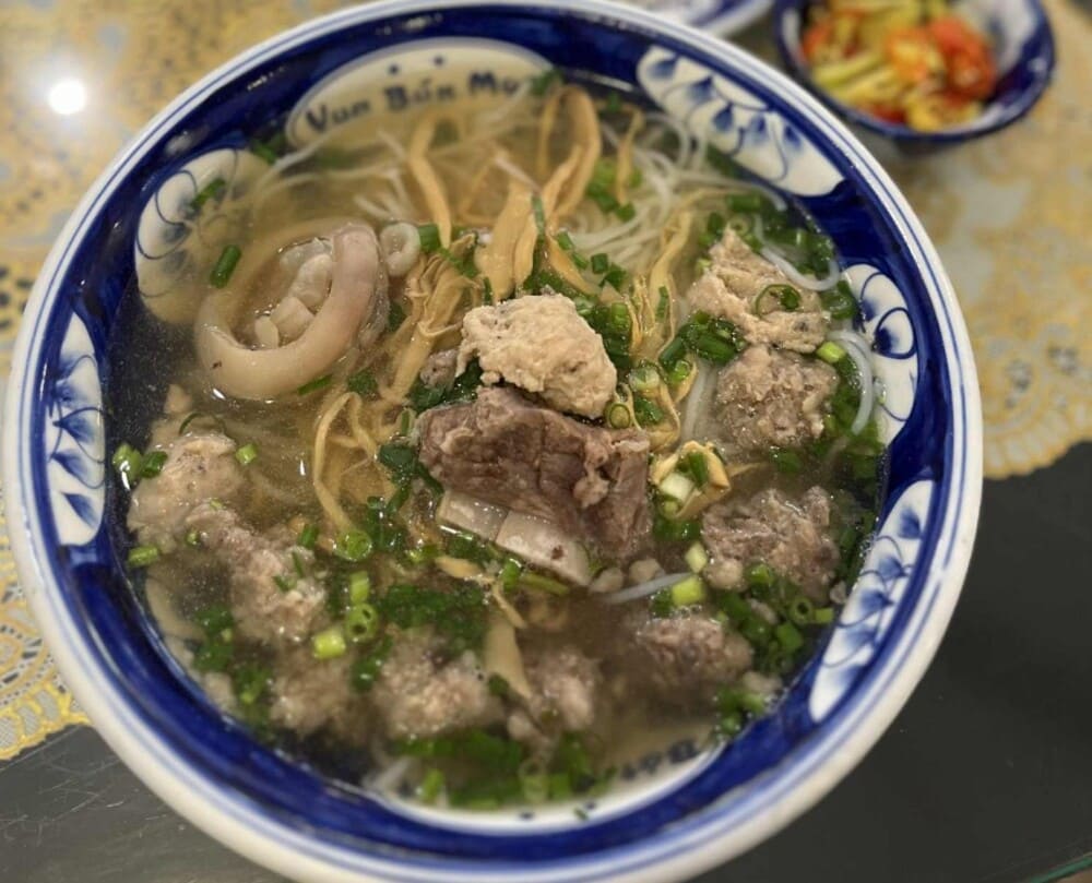 Bun moc suon mang khoは、家族が週末を楽しむのに理想的な選択肢です。写真:Mai Chau