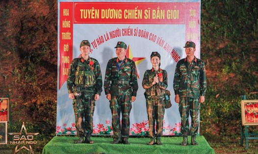 Hòa Minzy nhận danh hiệu ở chương trình “Sao nhập ngũ”. Ảnh: Viettel.