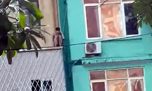 Một thanh niên ở Hà Nội nghi ngáo đá trèo lên tầng 2 la hét đòi tự tự. Ảnh: Dũng Tiến