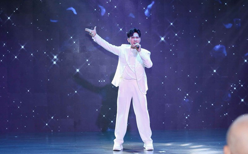 Singer Nguyen Vu. Photo: Provided by the artist.