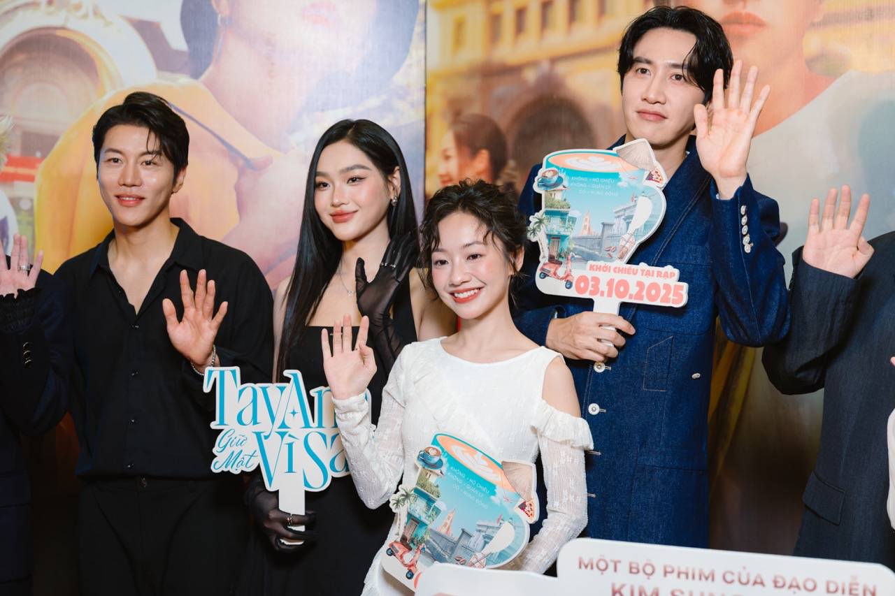 이광수(오른쪽 맨 끝)와 영화 배우진 보라타이 그는 별 하나를 간직하고 있습니다. 사진: 영화 제작진.