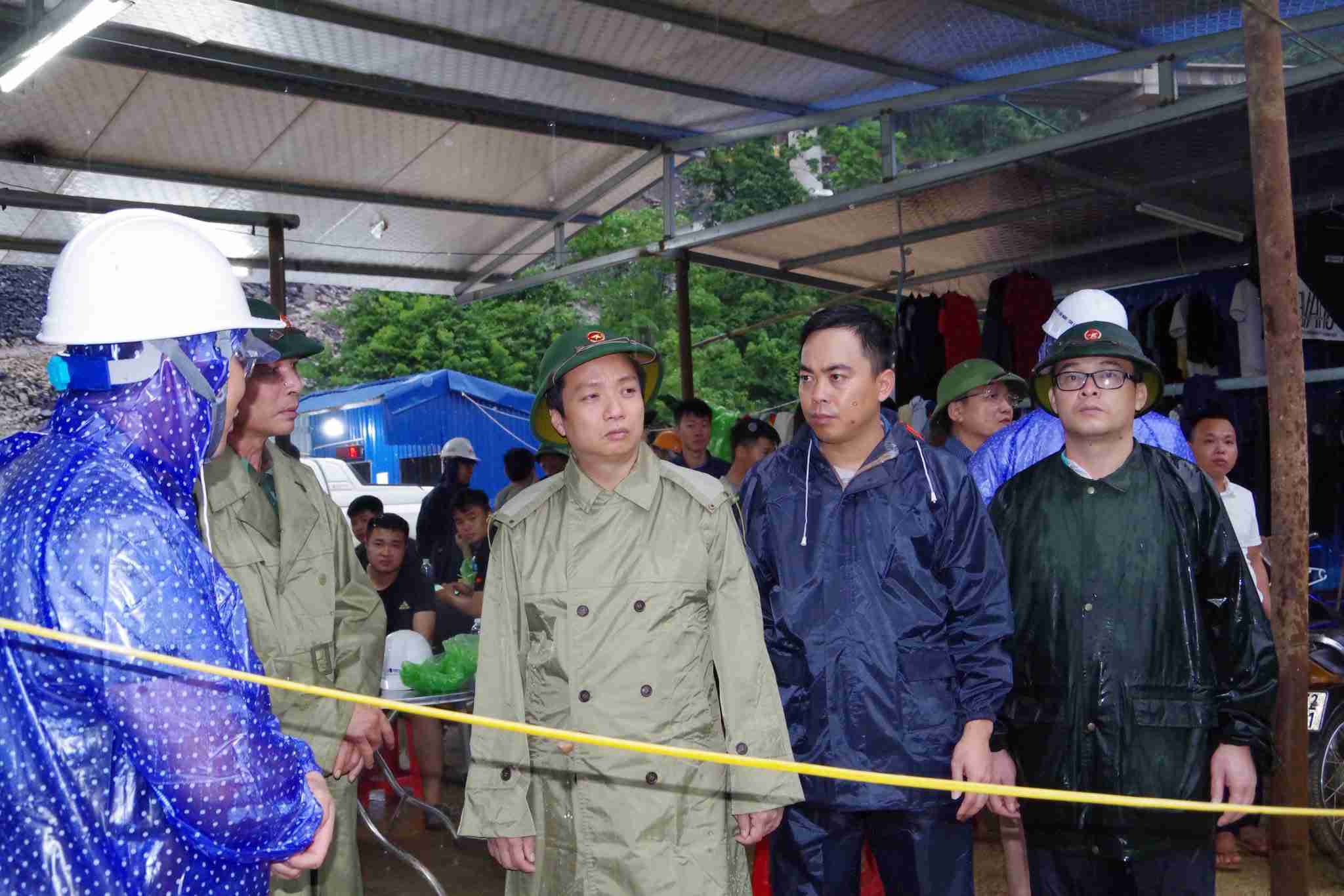 Le president du Comite populaire provincial de Cao Bang Le Hai Hoa (maillot gris) inspecte les operations de sauvetage des victimes. Photo : Police de Cao Bang.