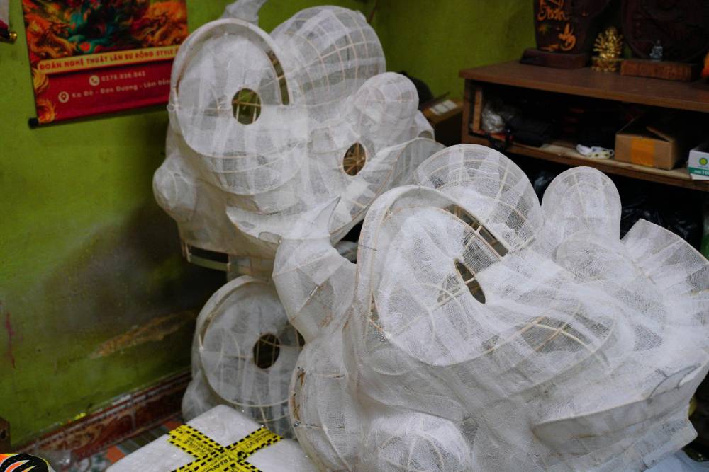 Khung dau lan duoc tao hinh bang may, tre truoc khi phu mau sac ruc ro. Anh: Thai Bao