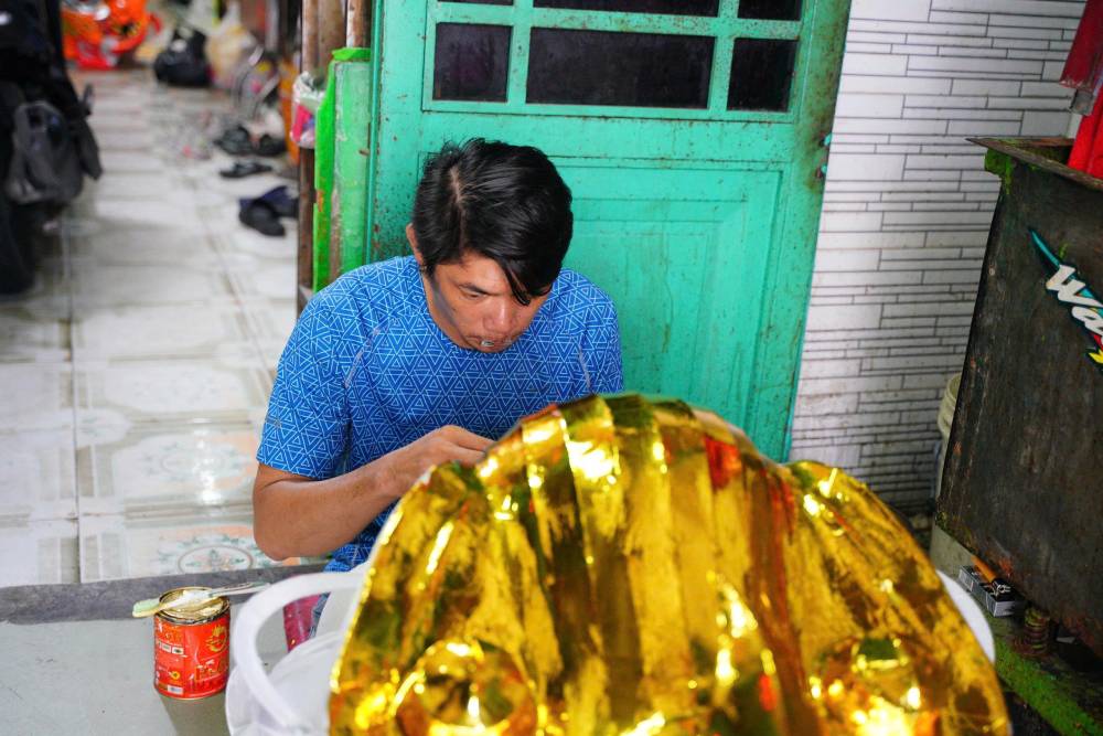 Nguoi tho ti mi ve tung hoa tiet, “thoi hon” cho chiec dau lan. Anh: Thai Bao