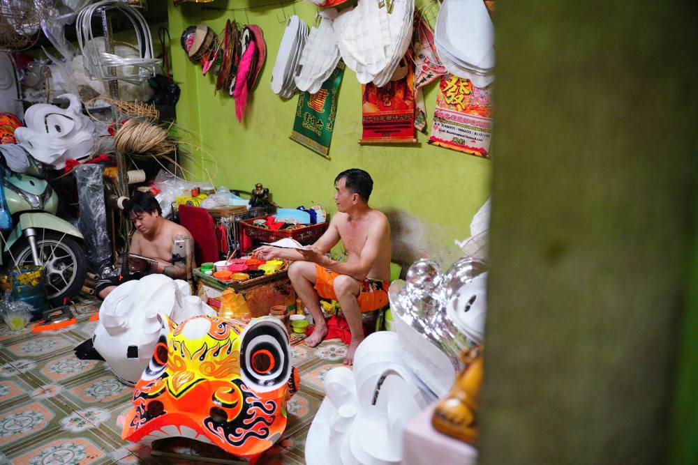 Khong khi tat bat trong xuong san xuat dau lan nhung ngay can Trung Thu. Anh: Thai Bao