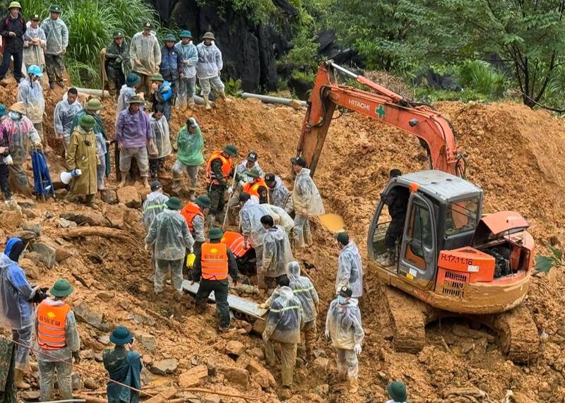 La premiere victime retrouvee dans l'affaire de toute une famille ensevelie a Tuyen Quang. Photo : Son Ha