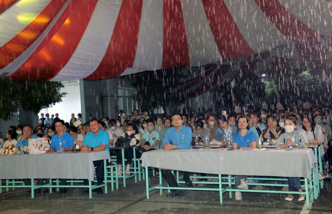 Chuong trinh dien ra trong thoi tiet khong thuan loi. Anh: Thanh Mai