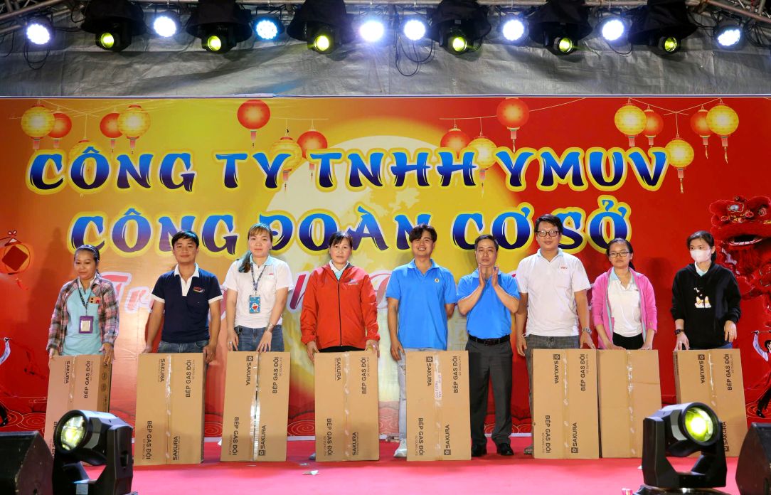 Tang qua cho doan vien, cong nhan lao dong. Anh: Thanh Mai