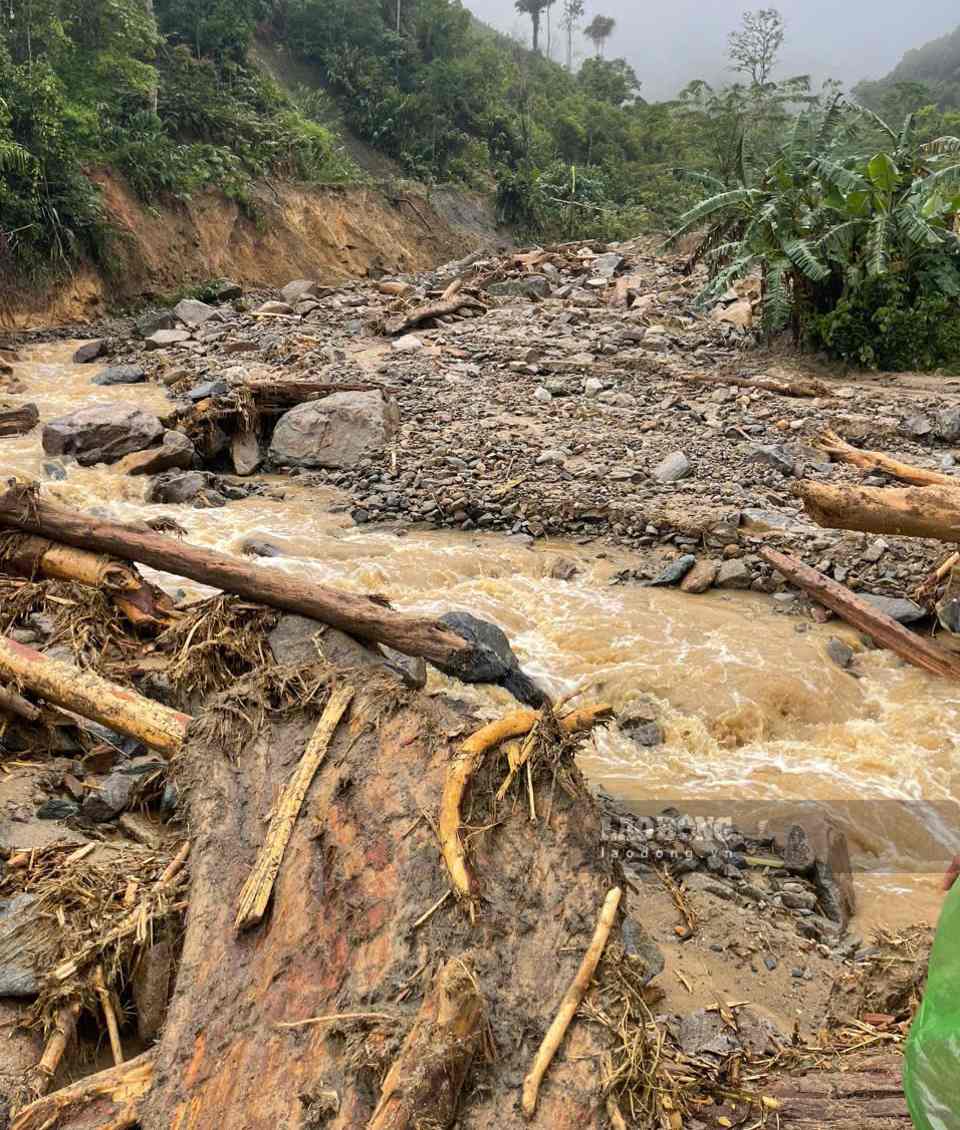 Ngoi lang nho bi lu quet bat ngo bien thanh dong do nat, hoang toan. Anh: Van Duc