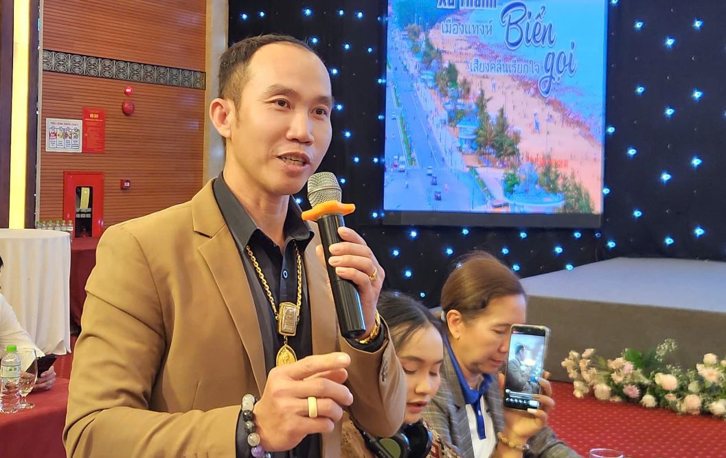 Mot thanh vien trong doan Farmship phat bieu. Anh: Hoang Linh
