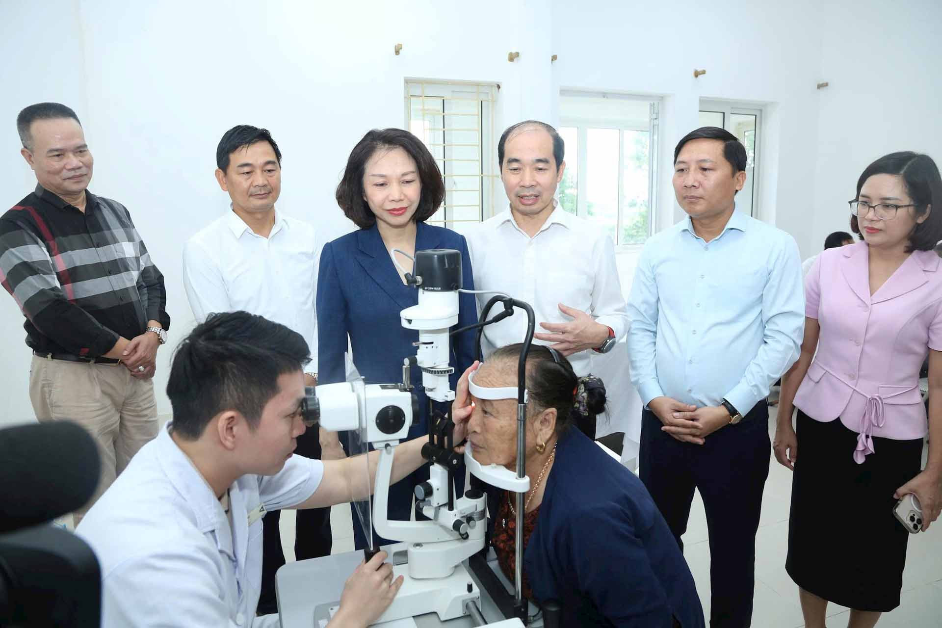 Vice Chairman of Hanoi People's Committee Vu Thu Ha visited and encouraged people to come for health check-ups at Dai Thinh General Clinic (Quang Minh commune). Photo: Hoang Son