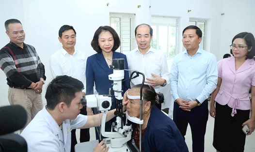 Phó Chủ tịch UBND thành phố Hà Nội Vũ Thu Hà thăm, động viên nhân dân đến khám sức khỏe tại Phòng khám Đa khoa Đại Thịnh (xã Quang Minh). Ảnh: Hoàng Sơn