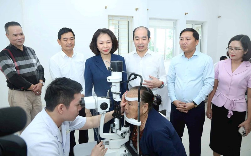 Vice Chairman of Hanoi People's Committee Vu Thu Ha visited and encouraged people to come for health check-ups at Dai Thinh General Clinic (Quang Minh commune). Photo: Hoang Son
