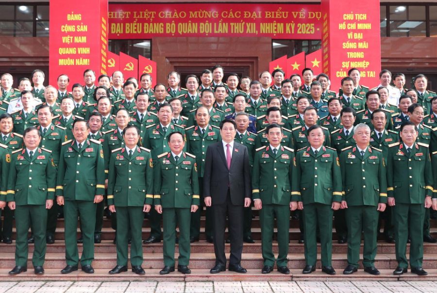 Uy vien Bo Chinh tri, Chu tich nuoc Luong Cuong voi cac dai bieu. Anh: TTXVN