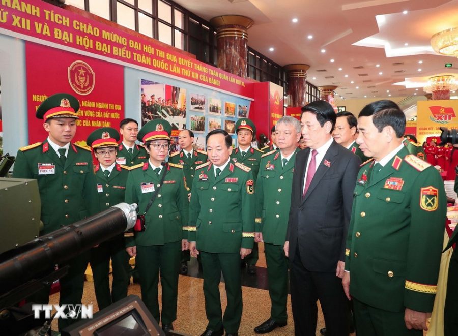 Uy vien Bo Chinh tri, Chu tich nuoc Luong Cuong tham quan gian trung bay san pham cong nghiep quoc phong. Anh: TTXVN 