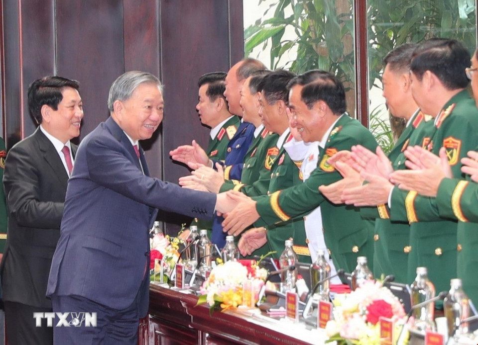 Tong Bi thu To Lam va Chu tich nuoc Luong Cuong voi cac dai bieu tai dai hoi. Anh: Trong Duc/TTXVN 