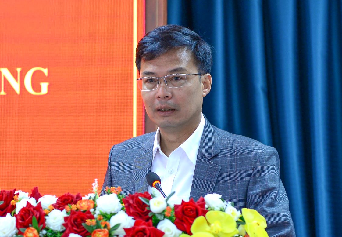 Ong Dinh Van Tuan, Pho Chu tich UBND tinh thong tin ve cong tac chuan bi to chuc Dai hoi. Anh: Lam Hong