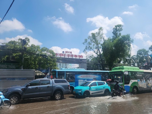 Nuoc ngap va xe xep hang dai truoc cua Benh vien K3 Tan Trieu khien benh nhan vao vien kho khan hon. Anh: Minh Hanh