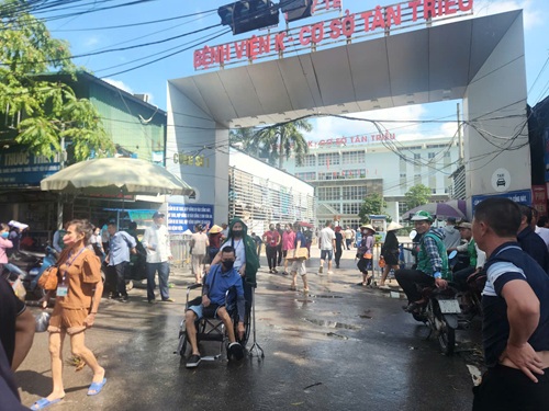 Le patient est couvert de salete pour aller a l'hopital pour la radiotherapie. Photo : Minh Hanh