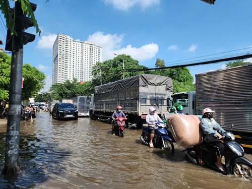Duong Cau Bieu van ngap tren 50cm kien cac phuong tien van di lai kho khan. Anh: Minh Hanh 