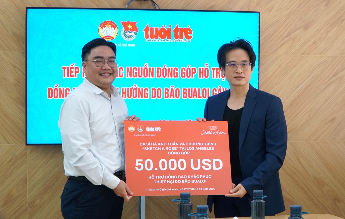 El cantante Ha Anh Tuan contribuye para apoyar a los compatriotas afectados por la tormenta Bualoi. Foto: Thanh Chan