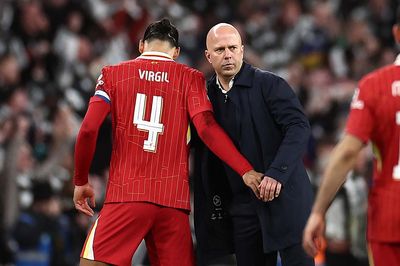 Virgil van Dijk khong the mot minh ganh duoc hang cong. Anh: AFP