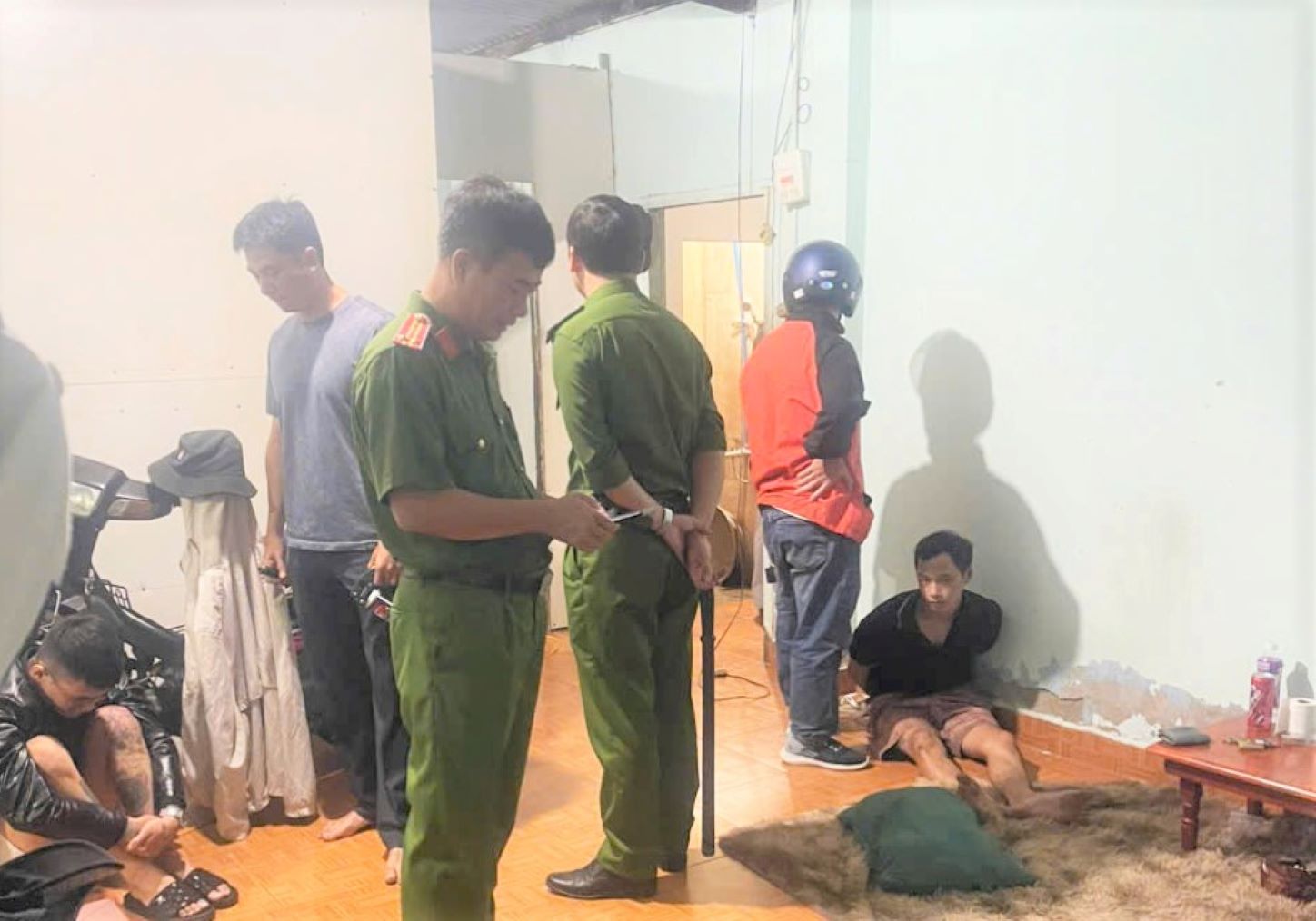 형사들은 마약을 불법적으로 사용하는 행위를 하던 2명을 현장에서 체포했습니다. 사진: 람 홍