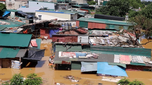 The boarding house near Long Bien bridge is flooded, people are worried that the new storm will hit. Photo: My Linh