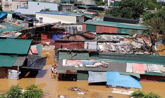 Xóm trọ ven cầu Long Biên ngập úng, dân lo bão mới ập đến. Ảnh: Mỹ Linh