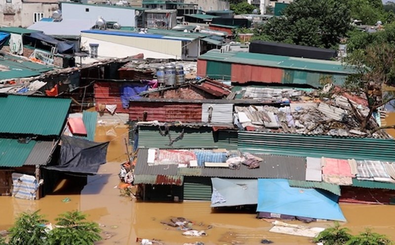 The boarding house near Long Bien bridge is flooded, people are worried that the new storm will hit. Photo: My Linh