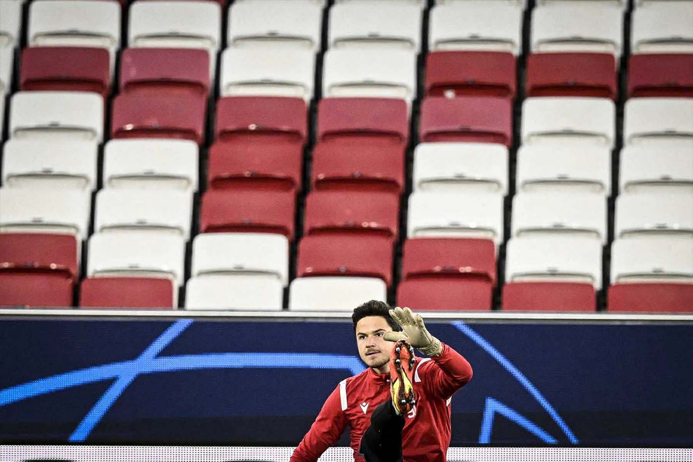 Altay Bayindir hay Senne Lammens? Anh: AFP