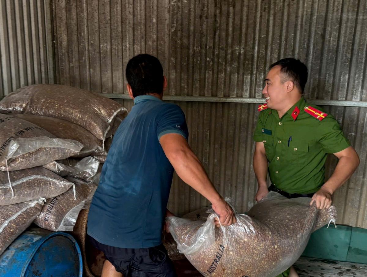 Cong an xa Hop Tien ho tro Nhan dan ung pho nuoc lu dang cao. Ảnh: Cong an Hai Phong