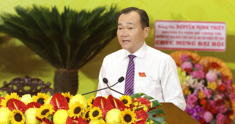 Mr. Nguyen Minh Dung, Deputy Secretary of the Provincial Party Committee, Chairman of the People's Council of Vinh Long province approved the Working Program at the Official Session. Photo: Hoang Loc