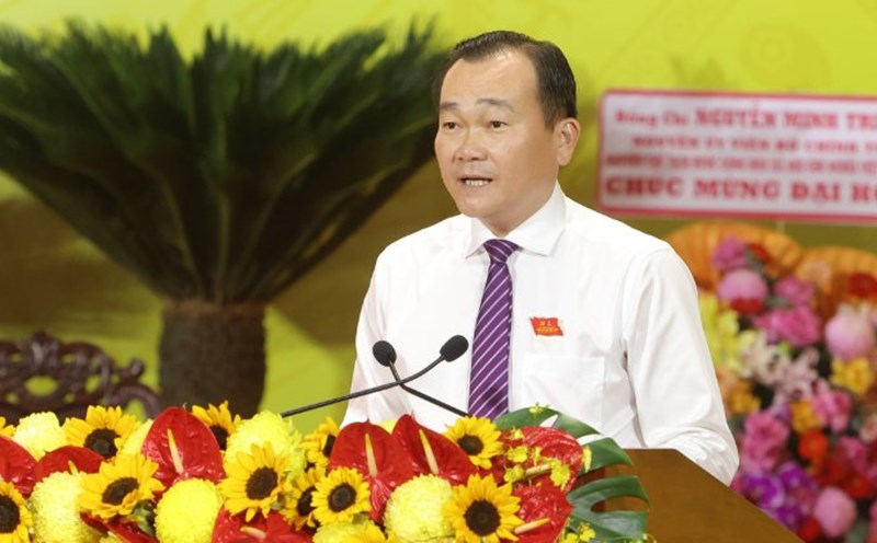 Mr. Nguyen Minh Dung, Deputy Secretary of the Provincial Party Committee, Chairman of the People's Council of Vinh Long province approved the Working Program at the Official Session. Photo: Hoang Loc
