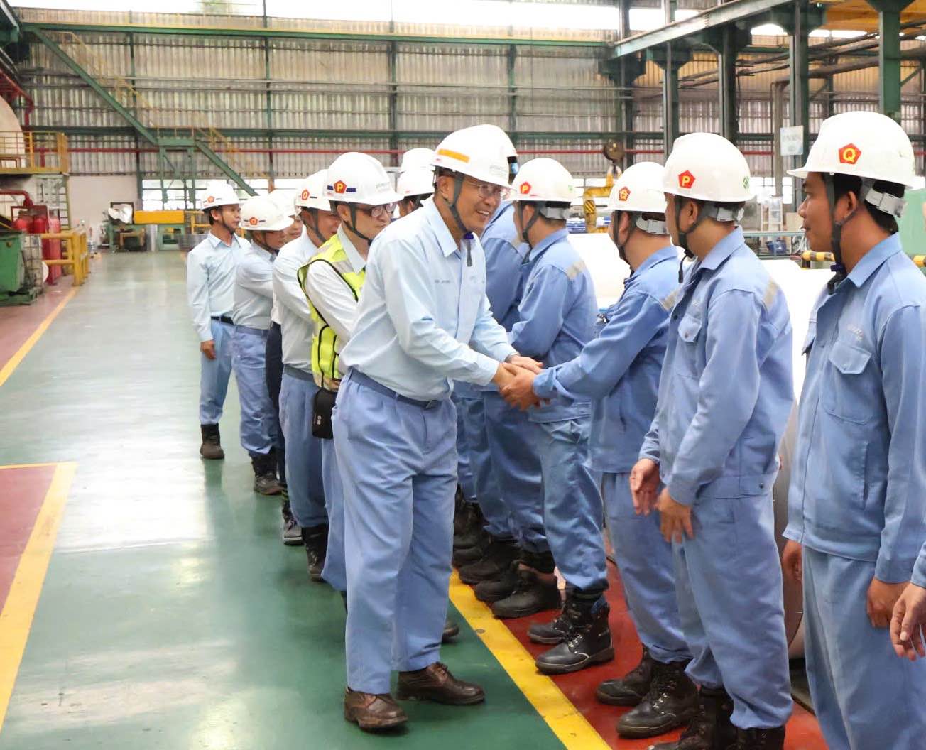 이사회는 각 작업장을 방문하여 선물을 증정하고 눈을 수여하고 노동자 노동자들의 사기를 진작시켰습니다. 사진: 쑤언 마이