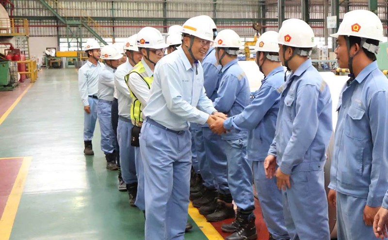 The Board of Directors visited each workshop to give gifts, reward and encourage the spirit of workers and laborers. Photo: Xuan Mai