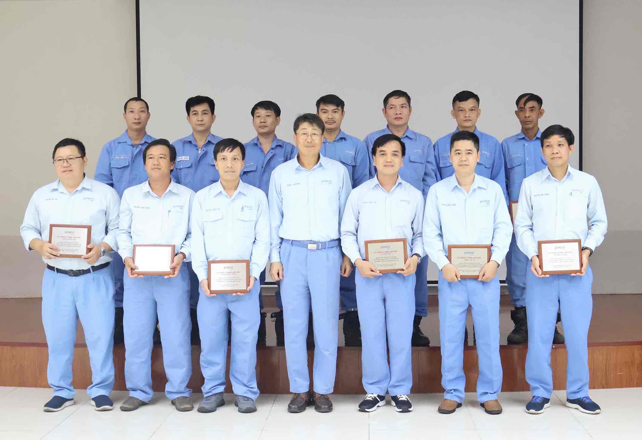 Tong giam doc Cong ty TNHH Posco VST Choi Jayong trao ky niem chuong tri an cho nhan vien co tham nien lam viec 15 nam. Anh: Xuan Mai