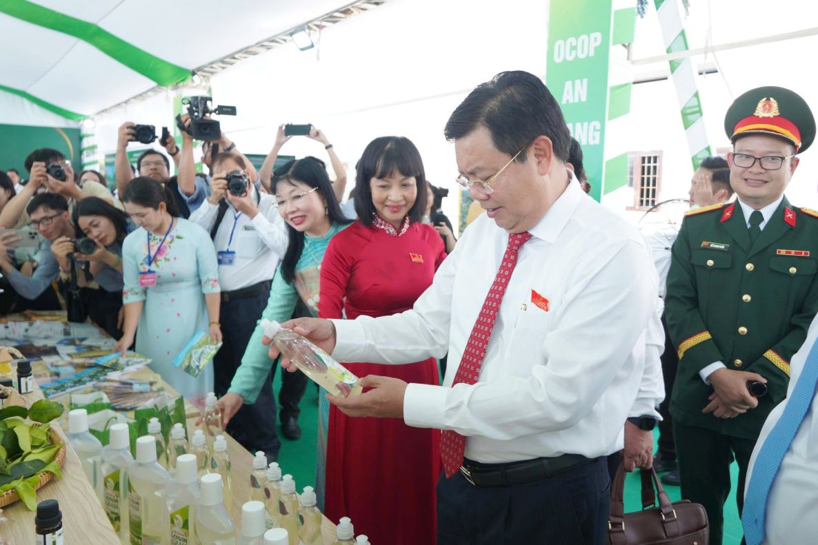 Uy vien Ban Chap hanh Trung uong Dang, Bi thu Tinh uy An Giang Nguyen Tien Hai cung dai bieu tham quan khu trung bay. Anh: Ta Quang