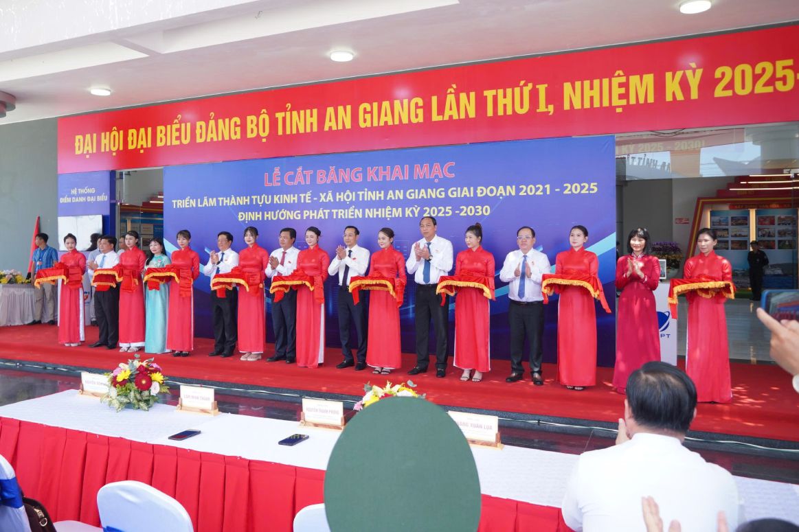 Cac dai bieu thuc hien nghi thuc khai mac. Anh: Ta Quang