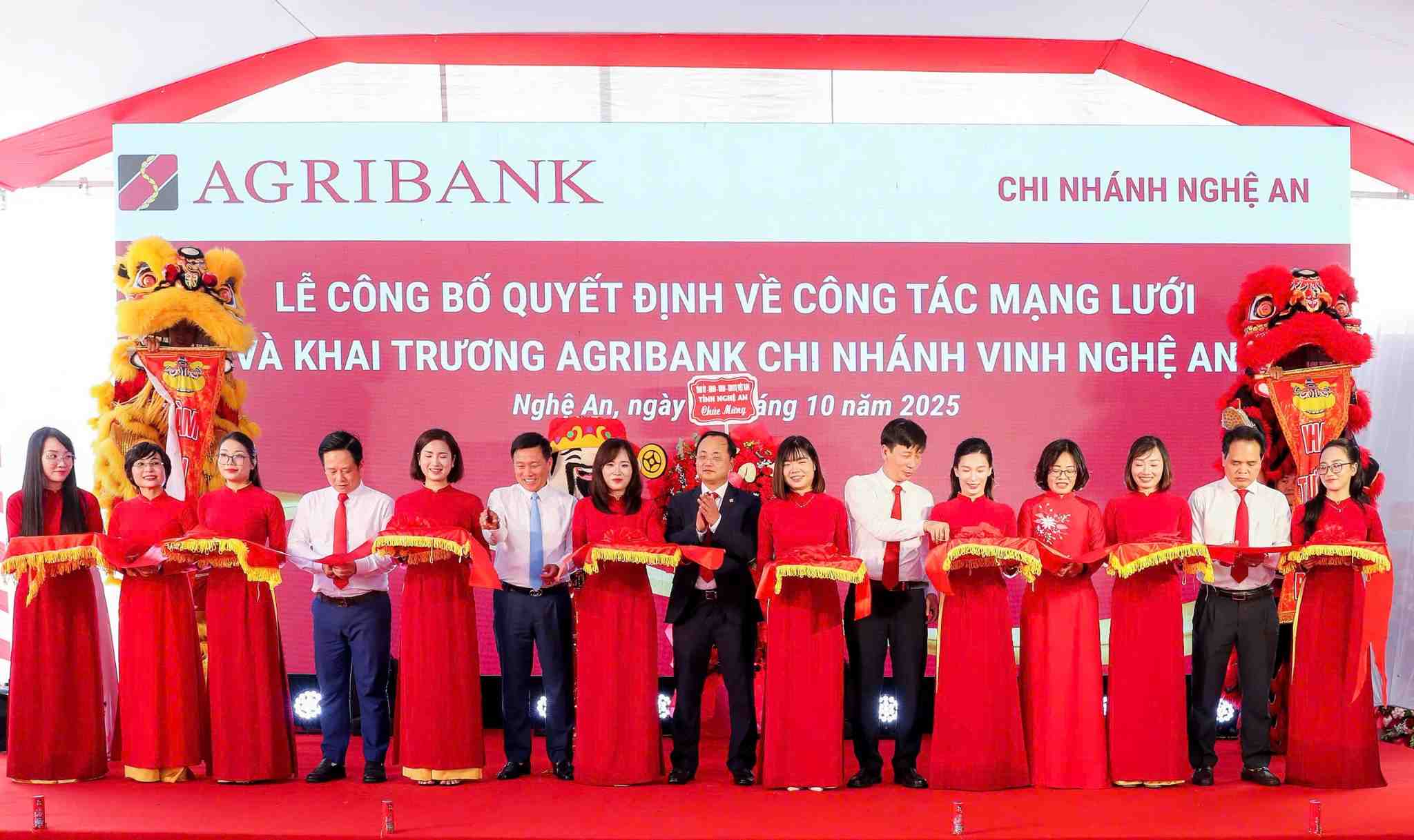 Dong chi To Huy Vu - Bi thu Dang uy, Chu tich HDTV Agribank cung cac dai bieu cat bang khai truong hoat dong cua Agribank Chi nhanh Vinh Nghe An. Anh: Agribank