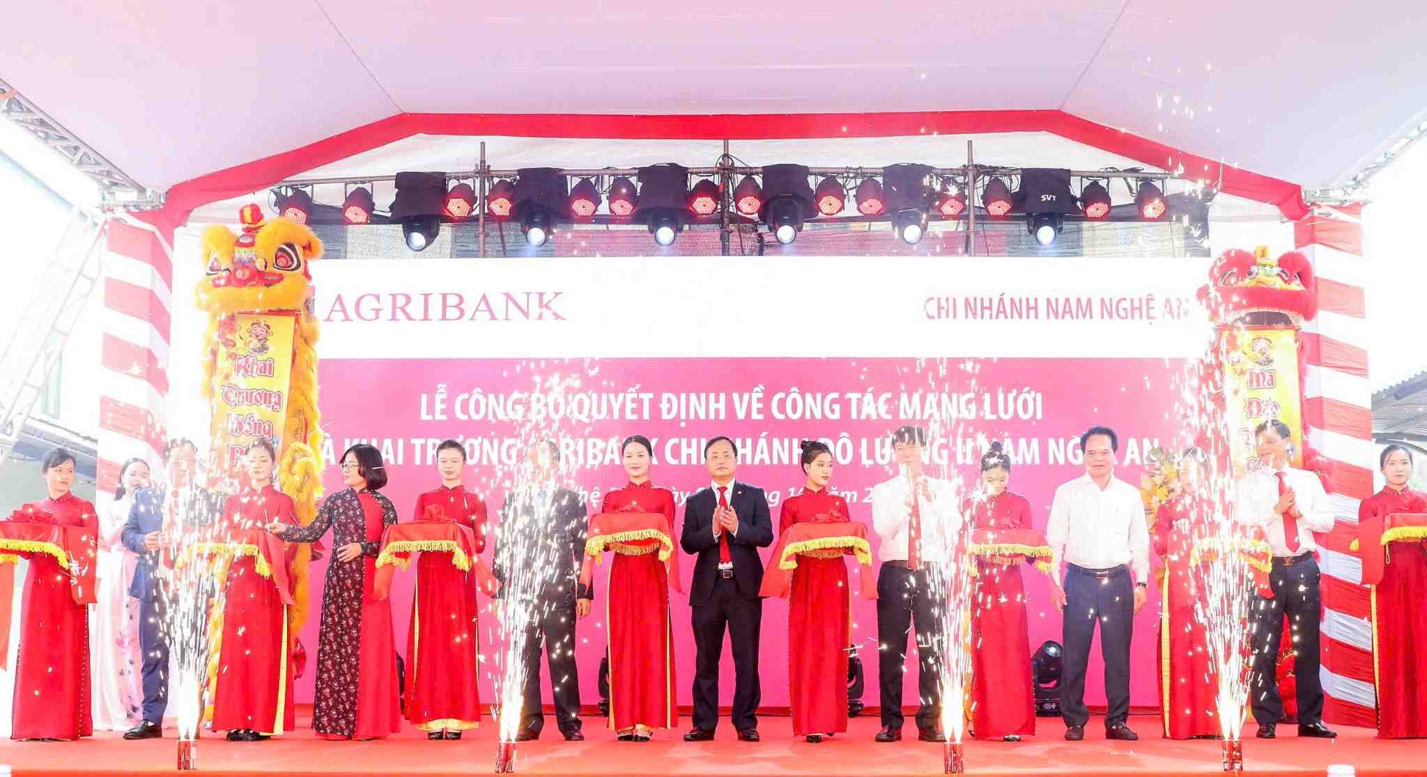 Dong chi To Huy Vu - Bi thu Dang uy, Chu tich HDTV Agribank cung cac dai bieu cat bang khai truong hoat dong cua Agribank Chi nhanh Do Luong II Nam Nghe An. Anh: Agribank