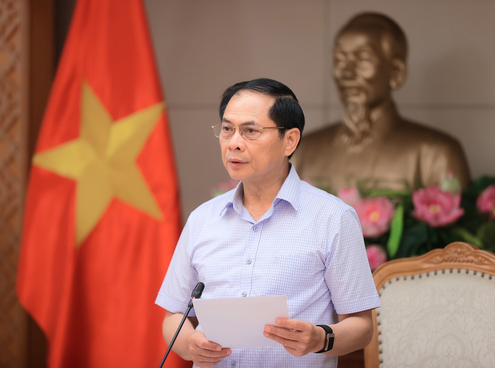 Deputy Prime Minister Bui Thanh Son chaired a meeting to review the progress of key projects in the energy sector. Photo: VGP