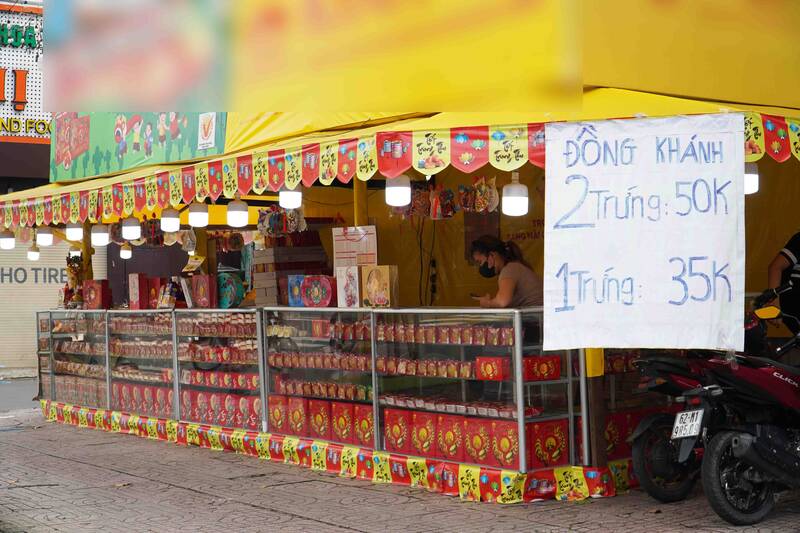 The moon cake stalls are deserted. Photo: Ha May