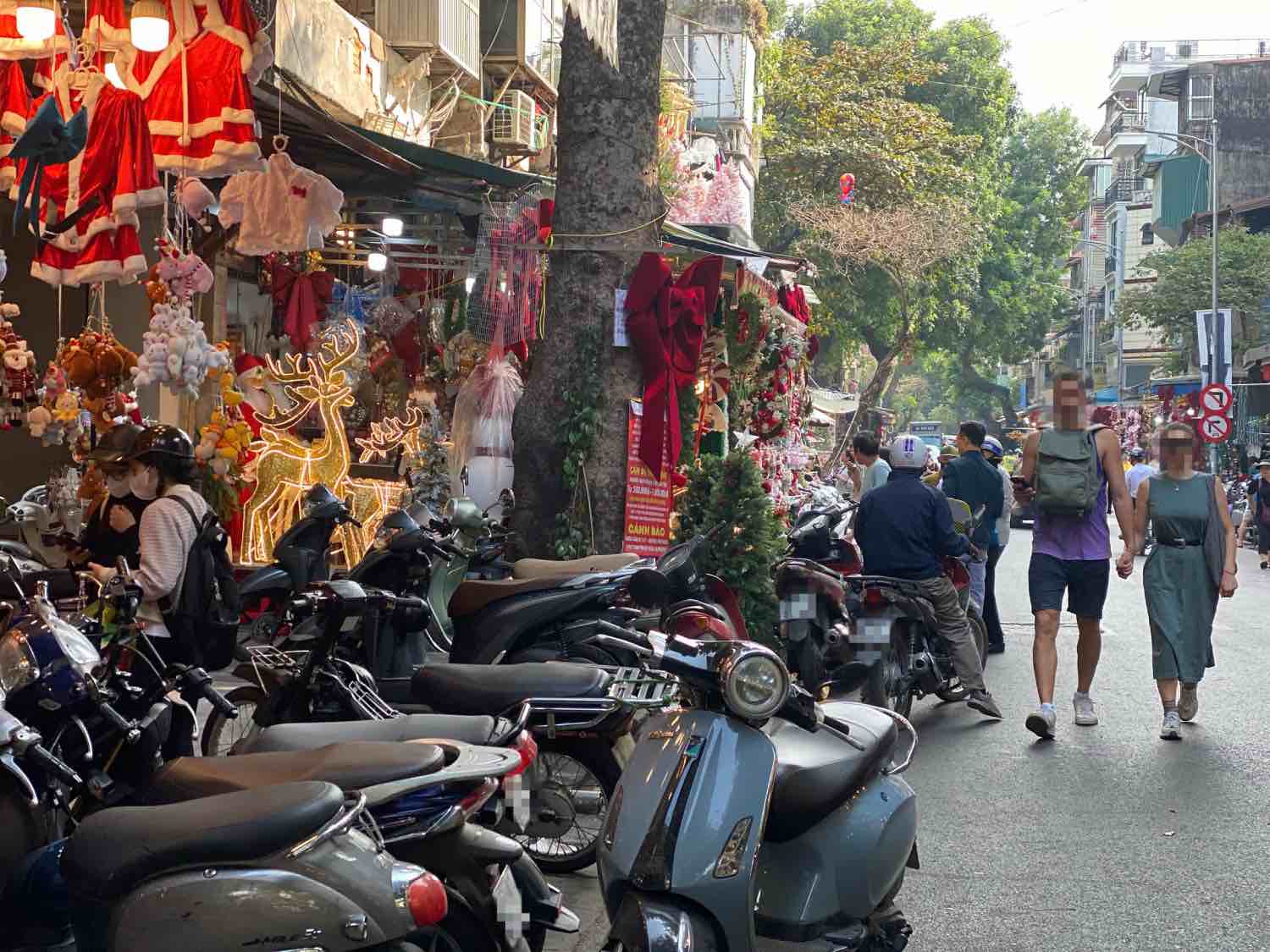 Les habitants proposent de supprimer les autoroutes et les routes pour etendre les trottoirs. Photo : Nhat Minh