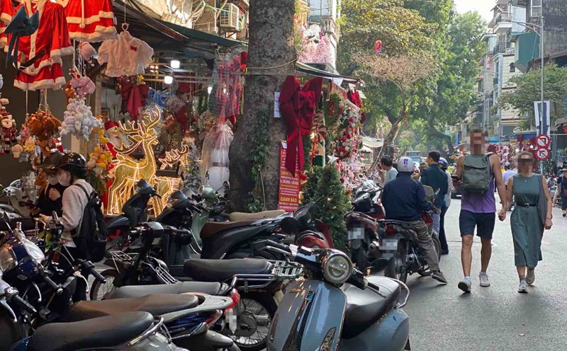 People suggest that except for highways and roads, sidewalks should be widened. Photo: Nhat Minh