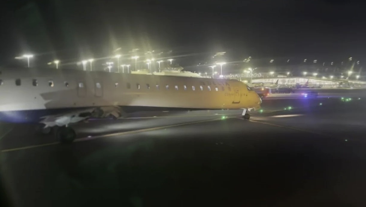 The plane collided while rolling at La Guardia Airport, USA on the evening of October 1. Photo cut from video of the accident scene